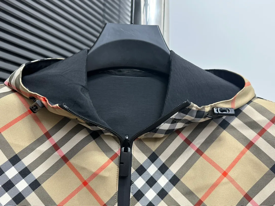 【Burberry】BBR 、 、 、 ， Breathable 、 ； Wear-Resistant . 。 、 ， ， 、 。 、 ， ： ， Classic ， ➕ ， “ ” ， ， 。 Size：S M L XL